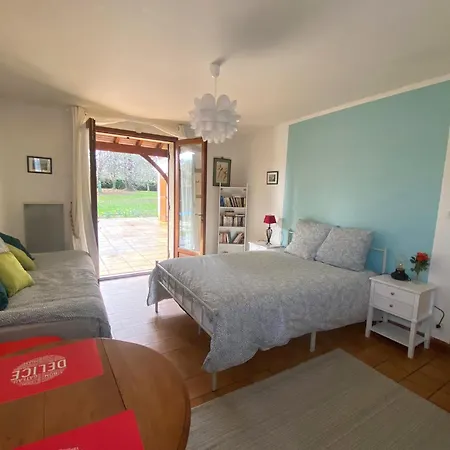Logement Dans Belle Propriete Avec Piscine Et Parc