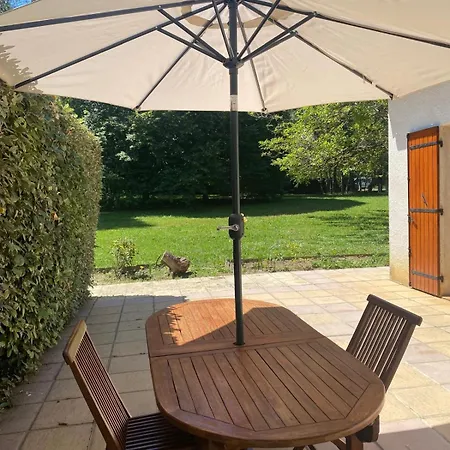 Logement Dans Belle Propriete Avec Piscine Et Parc